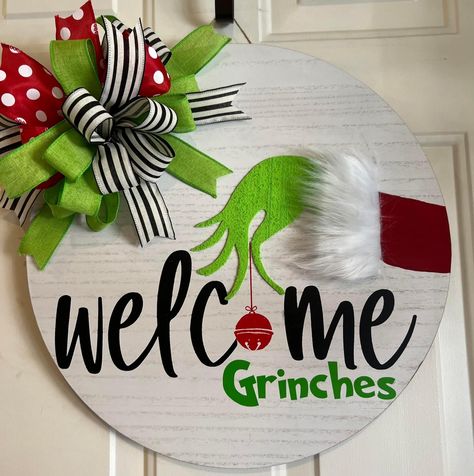 Christmas Signs Wood Front Porches, Grinch Crafts, Grinch Wreath, Grinch Decorations, Grinch Christmas Party, Grinch Christmas Decorations, Christmas Craft Fair, Door Signs Diy, Christmas Wreaths Diy Easy