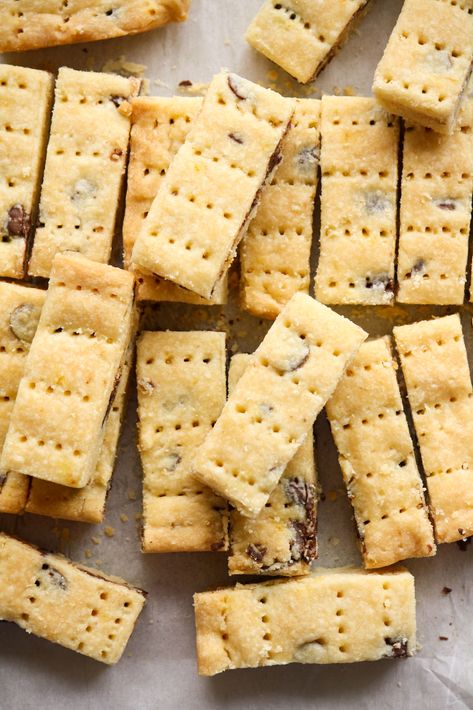 Chocolate Orange Shortbread Biscuits Chocolate Orange Shortbread, Orange Shortbread, Shortbread Recipe, Shortbread Biscuits, Buttery Shortbread, Shortbread Bars, Paris Brest, Shortbread Recipes, Orange Zest