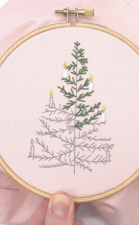 Simple Floral Embroidery Patterns Free, Embroidery Christmas Pillows, Christmas Embroidery Videos, Different Embroidery Techniques, Simple Christmas Tree Embroidery, Embroidery Inspiration Christmas, Embroidered Christmas Trees, Easy Embroidery Christmas, Easy Hand Embroidery Ideas