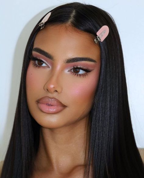 Pink Makeup Looks Eye Shadow, Hoco Makeup Ideas For Pink Dress, Bronzy Pink Makeup, Barbie Makeup Brown Skin, Special Makeup Looks, Makeup Looks Barbie, Snatched Wedding Makeup, Pink Bratz Makeup, Cute Party Makeup Looks