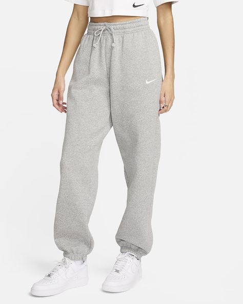 Nike Sportswear Phoenix Fleece Women's High-Waisted Oversized Sweatpants. Nike.com Gray Sweatpants Outfit, Nike Grey Sweatpants, Nike Sportswear Phoenix Fleece, Nike Noir, Sweatpants Nike, Oversized Joggers, Oversized Sweatpants, Nike Joggers, Tall Hoodies