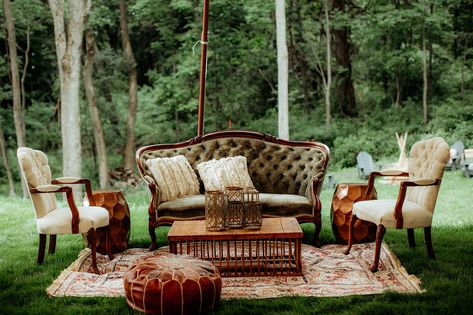 Vintage Wedding Seating Area, Vintage Outdoor Seating Area, Backyard Wedding Sitting Area, Couch Outside Wedding, Vintage Lounge Area Wedding, Vintage Lounge Wedding, Boho Wedding Couch Seating, Vintage Couch Wedding Receptions, Outdoor Vintage Decor