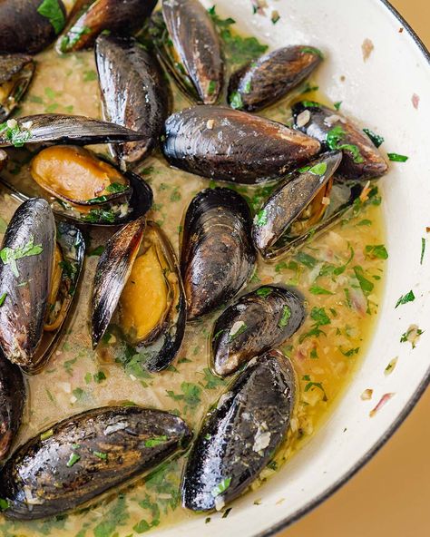 Easy White Wine Mussels – Good Maison Red Lobster Mussels Recipe White Wines, Muscles With White Wine Sauce, Mussels With White Wine, Mussels In White Wine Sauce Garlic, Portuguese Mussels Recipe, Mussels Recipe White Wine, White Wine Mussels, Best Mussels Recipe, Seafood Mussels