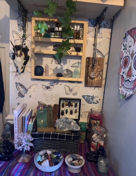 Crystal Room Aesthetic, Witchcraft Altar, England Homes, Crystal Altar, Crystal Room, Chill Room, Room Goals, Season Of The Witch, Room Aesthetic