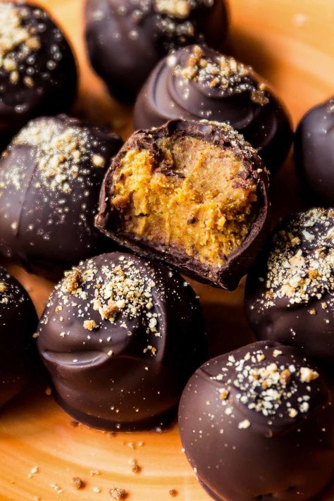 them Pumpkin Spice Truffles, Chocolate Pumpkin, Sally's Baking, Dessert Easy, Pumpkin Treat, How To Make Pumpkin, Pumpkin Flavor, Recipes Dessert, Köstliche Desserts