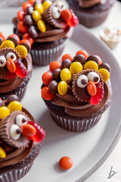 Cute Thanksgiving Desserts, Thanksgiving Sweets, Thanksgiving Desserts Kids, Turkey Cupcakes, Thanksgiving Baking, Desserts Table, Thanksgiving Candy, Thanksgiving Cupcakes, Thanksgiving Desserts Table