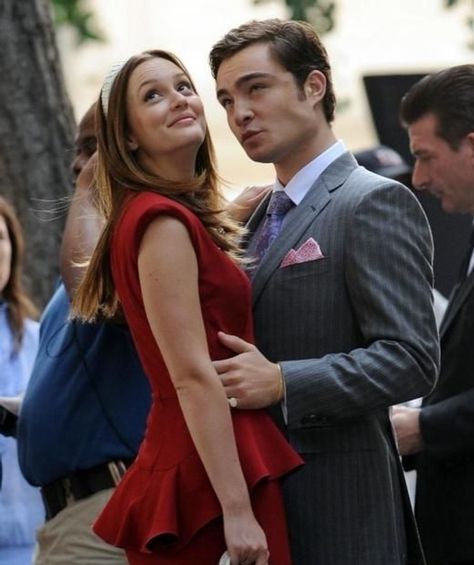 7 On-Screen Couples Who Wouldn’t Have Ended Up Together in Real Life Chuck Y Blair, Sandy And Danny, Rachel Friends, Stile Blair Waldorf, Gossip Girl Blair, Ross And Rachel, Chuck Blair, Chuck And Blair, Ed Westwick