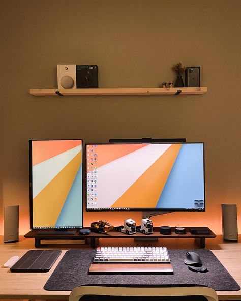 📷: @tear.drops Follow us @modernengineerhub Follow us @modernengineerhub Follow us @modernengineerhub Tag us for a feature! . . . . . . . #desk #deskinspiration #desksetups #deskorganization #lifestyle #deskspace #deskdecor #deskgoals #studymotivation #aestheticdesk #ａｅｓｔｈｅｔｉｃ #modernclassic #midcenturymodern #houseenvy #homeoffice #designoffice #officedesign #officedecor #setuptour Dual Monitor Setup, Computer Desk Setup, Desk Setups, Home Studio Setup, Desk Goals, Desktop Setup, Bedroom Setup, Pc Desk, Computer Room