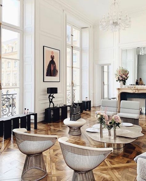 Parisian Style Apartment, Parisian Living Room, Parisian Apartment Decor, Modern Parisian, Weekend Inspiration, Paris Interiors, Parisian Decor, Parisian Interior, Interior Minimalista