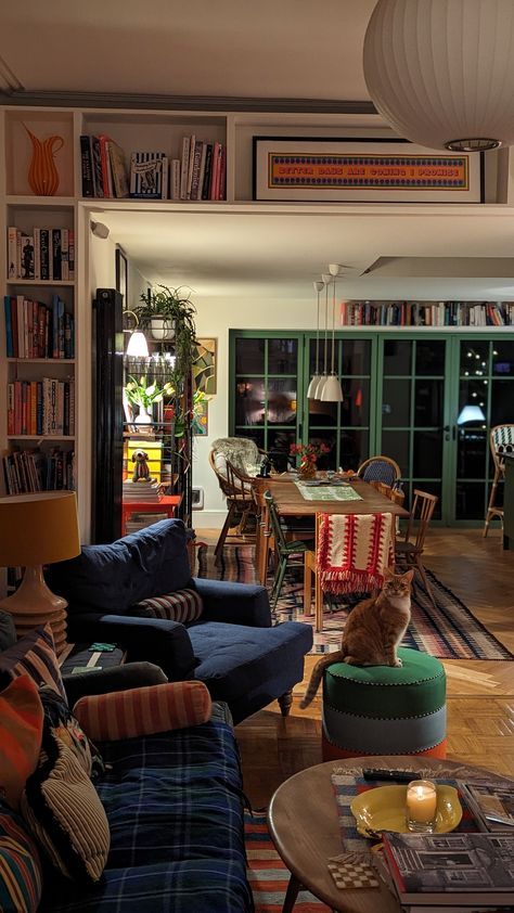 Eclectic Cozy Decor, Cozy Living Room At Night, Friends Living Room Aesthetic, Parents House Aesthetic, San Francisco Townhouse Interior, Interior Design 2000s, 70s Home Interior Design, 1920s Art Deco Interior Design, Paddington House Interior