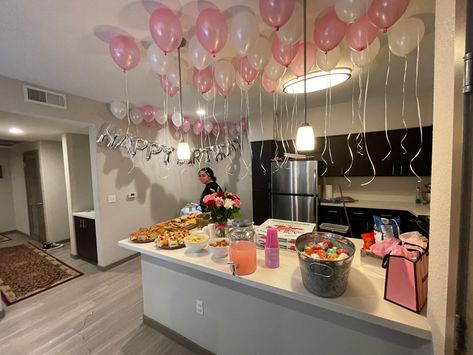 Airbnb Birthday Decor, Apartment Party Decorations, Birthday Kitchen Decorations, Living Room Birthday Party Setup, Birthday Apartment Decorations, Kitchen Birthday Decorations, Party In Apartment, Birthday House Decorations, House Birthday Decorations