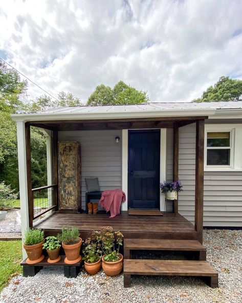 A DIY, budget back porch built on a small house. Diy Porch Ideas, Small Back Porches, Mobile Home Exteriors, Mobile Home Renovations, House Front Porch, Porch Remodel, Diy Front Porch, Mobile Home Porch, Porch Makeover