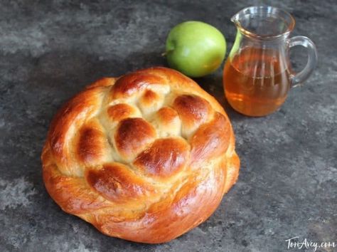 Apple Honey Challah - Includes Delicious Tested Recipe and Free Braiding Instructions for a Perfect Challah Every Time. Kosher, Pareve, High Holidays. Round Challah, Challah Recipe, Challah Bread Recipes, Rosh Hashanah Recipes, Jewish Holiday Recipes, Honey Glazed Chicken, Apple Honey, Beet Salad Recipes, Honey Roasted Carrots