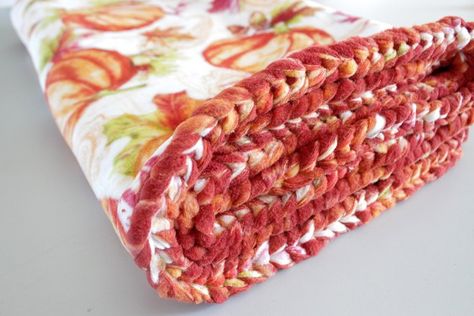 Fleece Blanket Braided Edge, Braid Edge Fleece Blanket, What To Make With Fleece Fabric, Fleece Fabric Projects, Diy Fleece Blanket No Sew, No Sew Fleece Blanket Diy, Easy Blankets To Make, Braided Fleece Blanket Tutorial, Fleece Blanket Tutorial