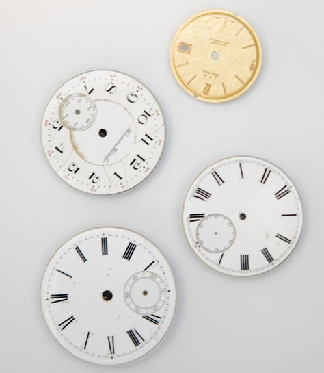 magnets from clock faces via countryliving.com Recycled Watch, Shabby Chic Diy Projects, Diy Organizing, Watch Diy, Clock Faces, Upcycling Ideas, Old Clocks, Face Plate, Old Watches