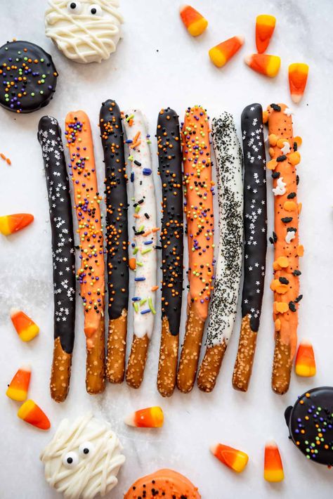 Halloween Tartlets, Halloween Pretzels Rods, Chocolate Covered Pretzels Halloween, Black Halloween Party, Chocolate Covered Pretzel Sticks, Halloween Dip, Witch Fingers, Halloween Pretzels, Sweet Sticks