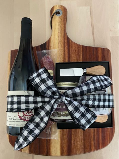 Gift Basket Charcuterie Board, Serving Board Gift Ideas, Charcuterie Gifts Diy, How To Gift A Charcuterie Board, Charcuterie Board Wrapping Ideas, Cheese Board Basket, Charcuterie Board Gift Wrapping Ideas, Charcuterie Board Gift Baskets, Wine And Charcuterie Gift Basket