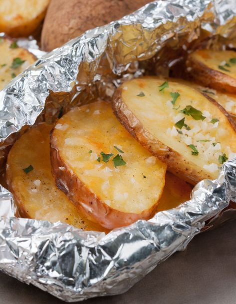 Foil Potatoes, Easy Potatoes, Grilled Vegetable Skewers, Foil Packet Potatoes, Foil Dinners, Foil Packet Meals, Foil Packet, Pinky Swear, Potato Recipes Side Dishes