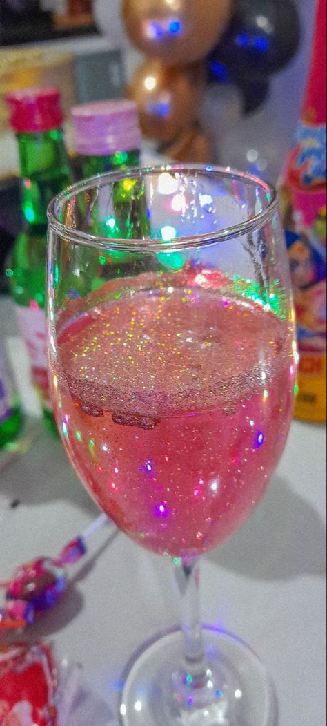 Party Aesthetic Ideas Decoration, Birthday Drink Ideas Non Alcoholic, Party Glitter Aesthetic, Glitter Drink Aesthetic, Glitter Aesthetic Party, Pink Glitter Drink Non Alcoholic, 21st Birthday Non Alcoholic Ideas, Pink Themed Birthday Party 21, Drink Party Aesthetic