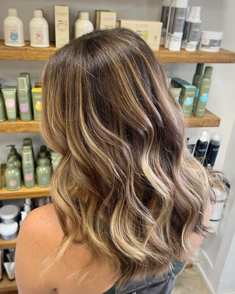 “Reverse balayage today with a lowlight of 6/0 & 6/31 & overall tone of 9/0 & 8/31 from #alteregoitaly”

Hair by @blairsshair_ using Alterego Italy Blonde Darker Roots, Dark Brown Reverse Balayage, Blonde To Brunette Reverse Balayage, Reverse Bayalage Light Brown, Blonde To Brown Balayage Reverse, Blonde For Fall, Wavy Brunette Hair, Reverse Balayage Blonde To Brown, Wavy Brunette