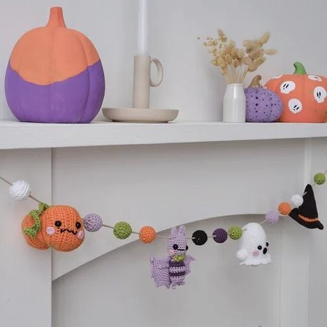 Diy Spooky Decor, Bunting Crochet, Autumn Squirrel, Crochet Pattern Halloween, Crochet Autumn, Halloween Bunting, Pumpkin Uses, Crochet Wreath, Crochet Garland