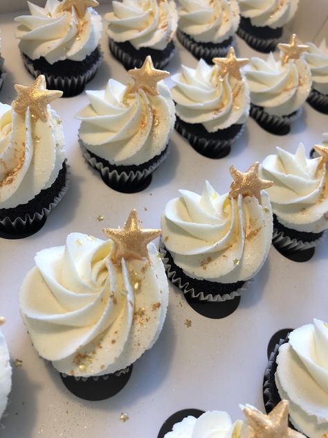 Star Theme Table Centerpiece, Celestial Wedding Cupcakes, Twinkle Star Cupcakes, Star Dessert Ideas, Under The Stars Cupcakes, Acotar Cupcakes, Star Cupcakes Ideas, Star Themed Desserts, New Years Eve Cupcake Ideas