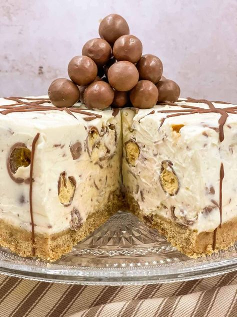 Stunning Malteser cheesecake with a slice taken. Malteser Dessert, Classic Cheesecake Recipes, Easy Cheesecake Recipe, Malteser Cheesecake, Xmas Cheesecake, Christmas Cakes Recipe, Cheese Cake Recipe, Slice Recipes, Malteaser Slice