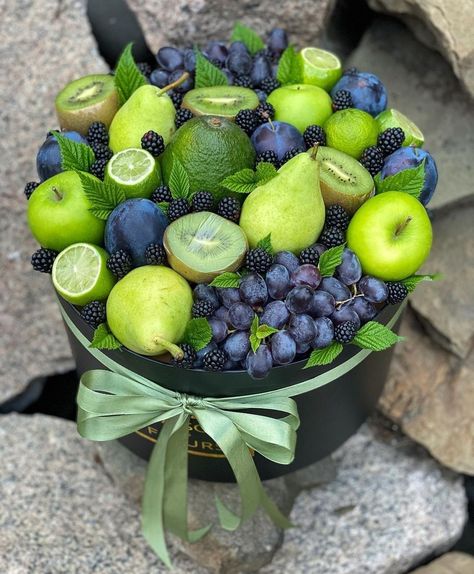 Bouquet Of Fruits, Fruit And Flower Bouquet, Fruits Arrangements Ideas, Fruit Gift Basket Ideas, Food Bouquet Ideas, Fruit Arrangement Ideas, Fruit And Flower Arrangements, Diy Edible Arrangements, Fruit Bouquet Wedding