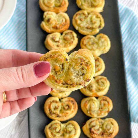 Pesto Puff Pastry, Pastry Snacks, Palmiers Recipe, Puff Pastry Snacks, Pastry Treats, Puff Pastry Recipes Savory, Puff Pastry Twists, Puff Pastry Appetizers, Pastry Appetizer