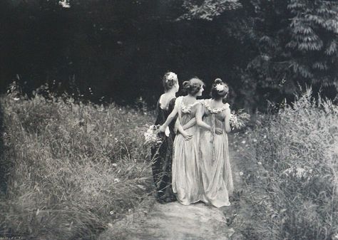 Au Jardin Fleuri by Constant Puyo (1899) Witches Dance, Albert Bierstadt, Portrait Vintage, Three Women, Vintage Versace, Three Graces, French Photographers, Photo Vintage, Vintage Portraits