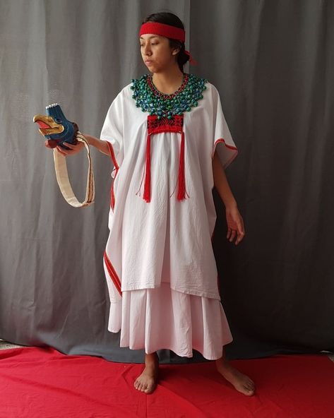 Traditional Aztec clothing for women; a huipil and enagua, or blouse and skirt. Mayan Dress, Mayan Clothing, Mexican Traditional Clothing, Aztec Women, Guatemalan Clothing, Aztec Clothing, Aztec Shirt, Aztec Dress, Mexican Outfit