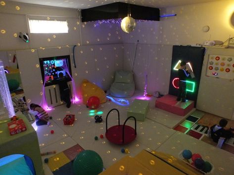 What is sensory room and how is it used in schools for children with disabilities? Sensory Kids Room, Sensory Bedroom, Sensory Classroom, Sensory Wall, Multi Sensory, Sensory Rooms, Sensory Garden, Sensory Boxes, Sensory Integration