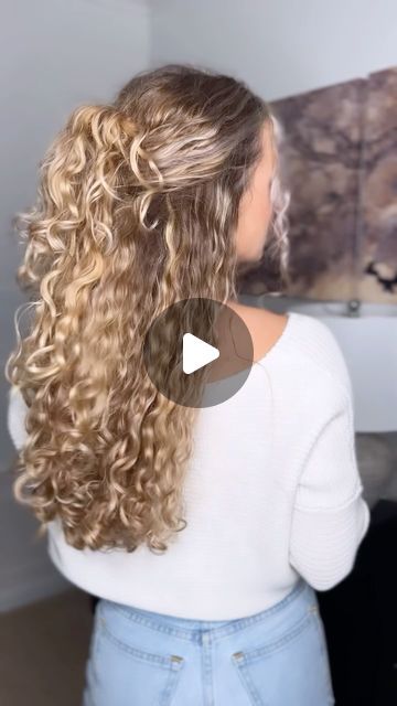 Voluminous Hairstyles Half Up, Volumous Half Up Half Down, Half Up Half Down Claw Clip Curly Hair, Curly Hair Up Dos Easy, Claw Clip Curly Hairstyles, Half Up Twist Hairstyle, Curly Hair Clips Hairstyles, Half Up Half Down Hairstyles Curly Hair, Curly Hair Work Styles