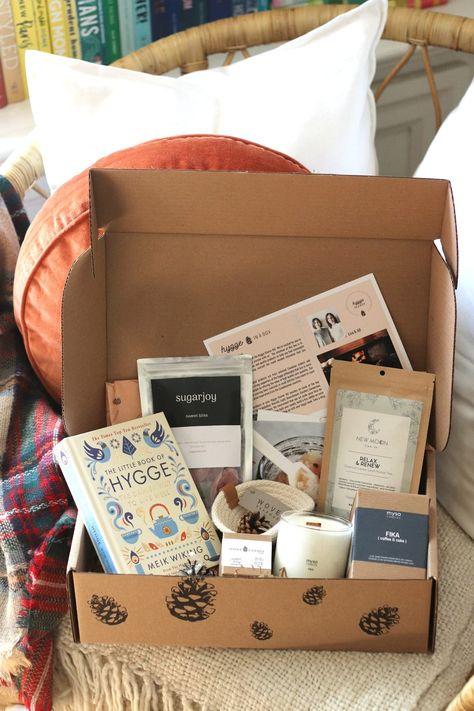 Homemade Gift Boxes, Hygge Box, Book Subscription Box, Custom Gift Ideas, Hygge Gifts, Book Baskets, Candle Gift Box, Gift Inspo, Bookish Gifts