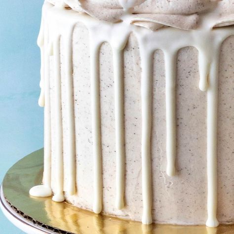 This easy 3-ingredient white chocolate ganache drip is the perfect drizzle decoration for all types of cake and cupcake flavors. White Chocolate Drizzle For Cake, White Drizzle Icing Recipe, Snickerdoodle Cookie Cake, Amycakes Bakery, White Chocolate Chip Cake, White Chocolate Ganache Drip, Chocolate Drizzle Cake, Chocolate Ganache Drizzle, Drizzle Icing