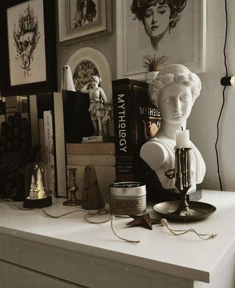 Vintage Aesthetic Home, Dark Academia Room, Era Victoria, Academia Room, Bookshelf Ideas, Dark Acadamia, Light Academia Aesthetic, Romantic Academia, Architecture Ideas