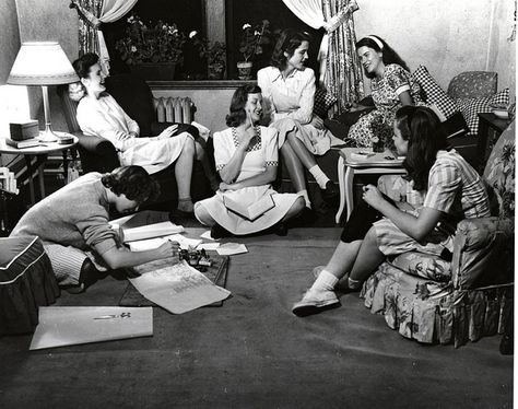 1950s Students Studying by Vassar College Nomadic Life, People Reading, Andre Kertesz, Vintage Black Glamour, Estilo Preppy, Piet Mondrian, Vintage Life, Vintage Pictures, The Good Old Days