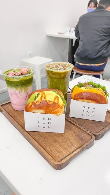 Sandwich Cafe Aesthetic, Korean Style Coffee Shop, Sandwich Coffee Shop, Coffee Shop Sandwiches, Cafe Sandwich Ideas, Korean Coffee Shop Aesthetic, Korean Cafe Drinks, Korean Cafe Food, Kiwi Sauce