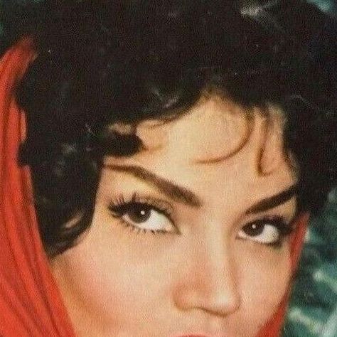 Chelo Alonso Style, Vintage Italian Makeup, Vintage Mexican Photos, Afro Latina Aesthetic, Cuban Aesthetic, Spanish Golden Age, Italian Makeup, Latina Culture, How To Draw Eyelashes