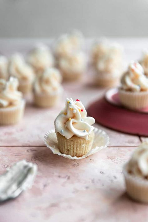 Mini Vanilla Cupcake Recipe, Mini Cupcakes With Filling, Birthday Mini Cupcakes, Mini Cupcakes For Tea Party, How To Make Mini Cupcakes, How To Frost Mini Cupcakes, Frosting Mini Cupcakes, Decorate Mini Cupcakes, Fancy Mini Cupcakes