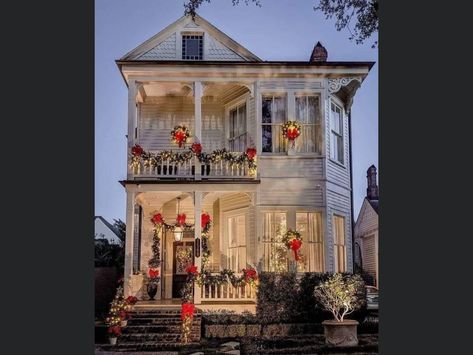 Beautiful Houses, Candyland Decorations, Christmas Porch, Christmas Vibes, Victorian Christmas, Christmas Scenes, Candy Land Christmas, Very Merry Christmas, Christmas House