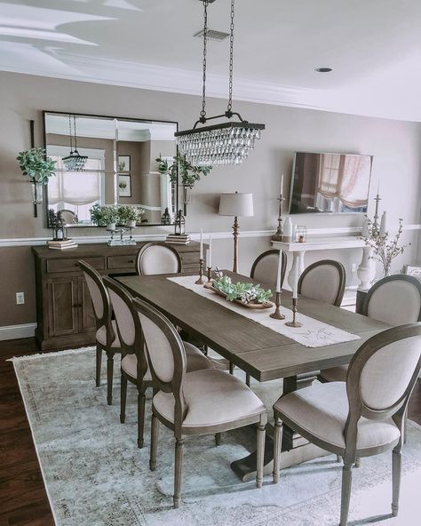 Dining Room New Classic, Dining Room Design New Classic, Center Piece Dining Room Table, New Classic Dining Room, Dinning Room Inspiration, Dinning Room Table Center Piece, Modern Classic Dining Room, Classic Dining Room Design, Dining Room Design Modern Luxury