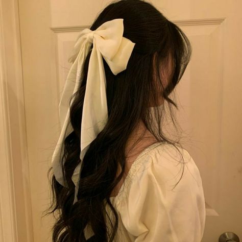 Black White Hair, Mackenzie Foy, White Hair Bows, Bow Hairstyle, Ribbon Hairstyle, Wattpad Covers, Academia Aesthetic, Wide Pants, Hairstyles For School