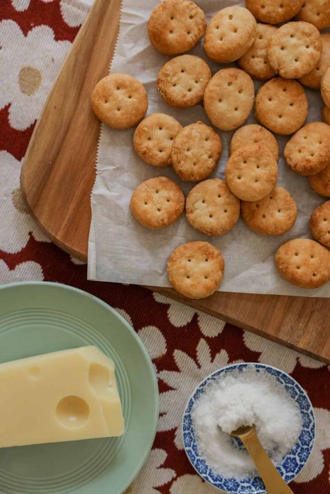 Homemade Ritz Crackers, Sourdough Crackers, Ritz Cracker Recipes, Healthy Crackers, Butter Crackers, Homemade Crackers, Sour Dough, Sourdough Baking, Cracker Recipes