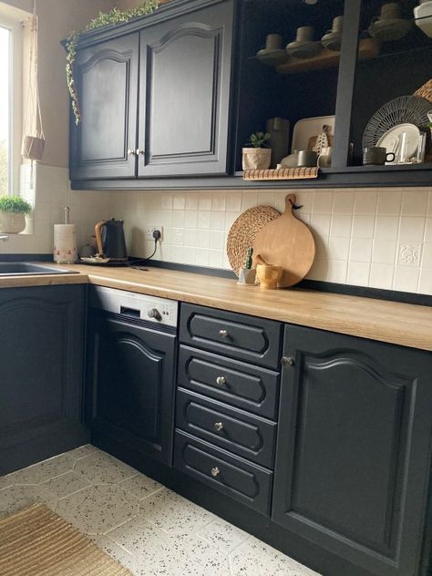 Renovating Old Kitchen Cabinets, Painted Old Cabinets Kitchen, Small Kitchen Painting Ideas, Old Painted Kitchen Cabinets, Paint Cabinets Black, Open Cupboards Kitchen, Black Cupboards Kitchen, Old Kitchen Makeover, Painted Kitchen Tiles