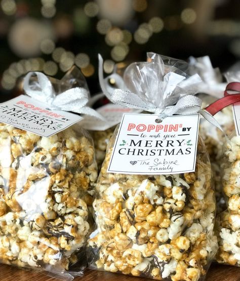 Print off our free printable gift tags for this super easy Christmas neighbor gift idea.  Pair these adorable Poppin' by to wish you a Merry Christmas gift tags with some homemade chocolate drizzle caramel popcorn.  These make great holiday gifts for neighbors. Neighbor Gift Ideas, Chocolate Drizzled Popcorn, Free Printable Christmas Gift Tags, Christmas Popcorn, Merry Christmas Printable, Homemade Popcorn, Christmas Neighbor, Merry Christmas Gift Tags, Wish You Merry Christmas