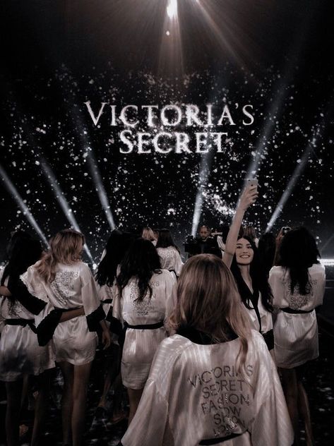 Victoria Secret Poster, Vs Models Aesthetic, فيكتوريا سيكريت, Profumo Victoria Secret, Victoria's Secret Aesthetic, Angel Posters, Victoria Secret Wallpaper, Fashion Dream Job, Victoria Secret Show