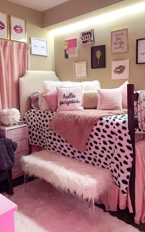 Fuzzy Room Aesthetic, Simple But Cute Room Ideas, Hot Pink And White Bedroom, Dorm Room Inspiration Pink, Dorm 2023, Pink Dorm Room Decor, White Dorm Room, Luxury Dorm Room, Dorm Room Themes