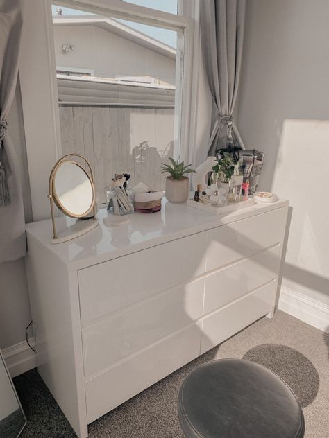 White Dresser Aesthetic Bedroom, Room With White Dresser, Drawer Inspo Aesthetic, How To Organize Your Dresser Top Mirror, Aesthetic Drawer Decor, Drawer Decoration Ideas, Clean Girl Dresser Decor, Cute Bedroom Dressers, Mirror Dresser Decor Ideas