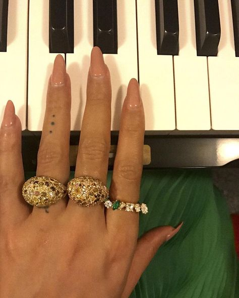 FANPAGE on Instagram: “Bey’s hands >>” Beyonce Jewelry, Beyonce Nails, Chunky Gold Rings, Destiny's Child, Dope Jewelry, Chunky Rings, Beauty Tattoos, Hand Jewelry, Jewelry Inspo